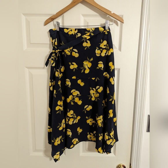 Banana Republic Dresses & Skirts - Banana Republic skirt navy lemon print fit n flare asymmetrical hem size 10
